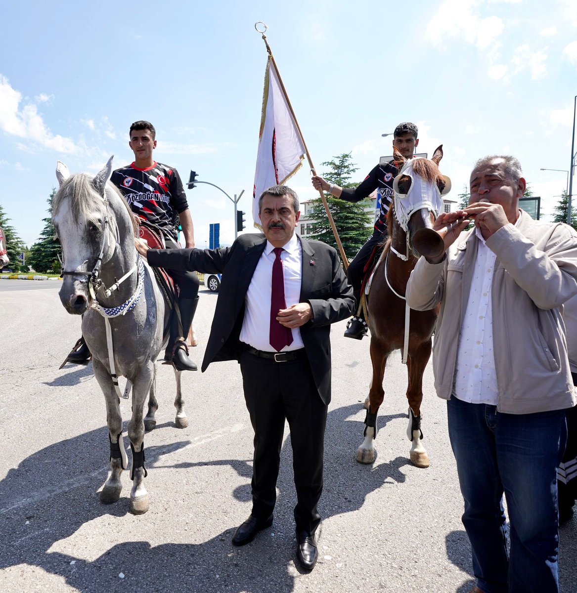 omurfatih's tweet photo. Türk İslam Medeniyetinin kâdim şehri @Yusuf__Tekin bakanımız, baba ocağı Erzurum’da muhabbetle karşılandı.

@tcmeb https://t.co/Dc5CiwhA3h