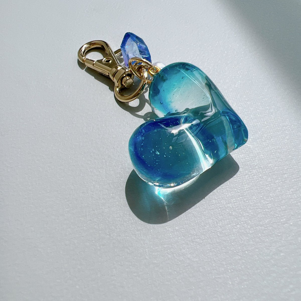 saeringo_craft's tweet image. @HapiLala0113 さんのプレ企画で当選🌟
ハートのキーホルダー

B品だけど妥協してない所がすごく伝わる作品。
コーティングが凸凹という事だけどツルツル艶々、このクオリティで！と作家さんの熱量を感じました。
夏空の下で透明感が爽やかに光ってます😎