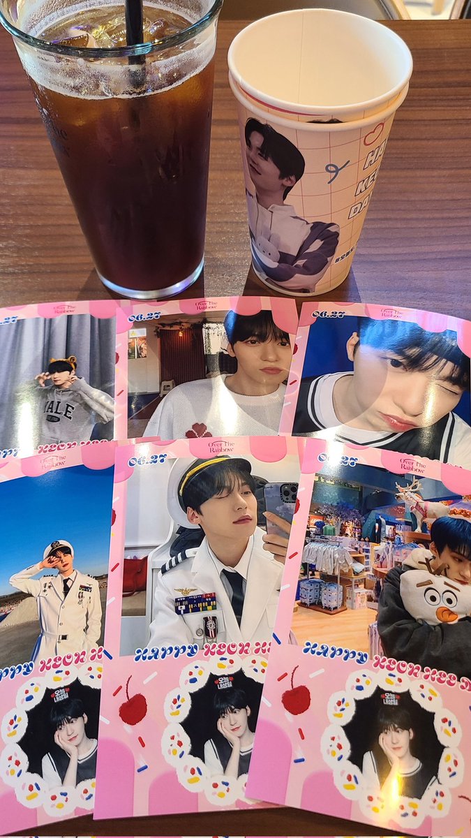 #오늘도_건희와_좋은_하루

마지막 대망의 건햐 생카는 바로 오버레🤸‍♀️💙 컵홀더 원하는 만큼 가져가도 된다구 하셔서 냉큼 다 들고 오고싶었지만 2개만 겟했다😍💕 이벤트도 하길래 응모권도 적구 온 김에 인화사진두 잔뜩💓💓