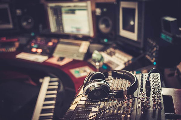 getmusicbiznews's tweet photo. The Music Business vs. The Music Industry: Key Differences Every Artist Should Know https://t.co/kX1zzI0deP https://t.co/ZoeU1y8piy