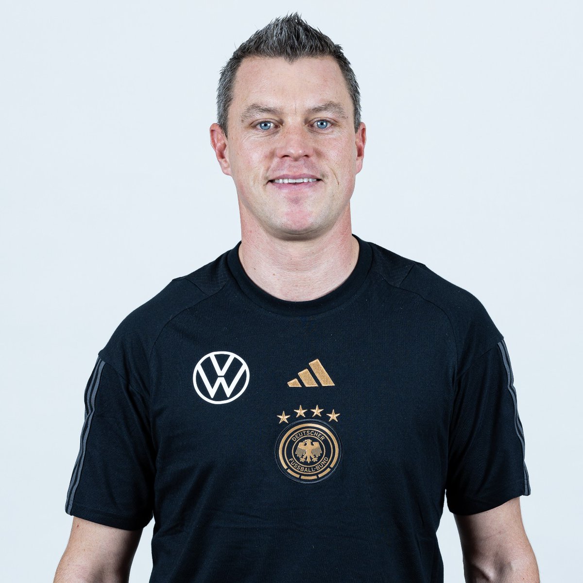 DFBNachwuchs's tweet photo. Danke Guido! 👏 #Streichsbier verlässt den DFB und wird zur neuen Saison Co-Trainer der @borussia. Für ihn übernimmt Hanno #Balitsch die #U18 als Cheftrainer. Sandro #Wagner wird Co-Trainer unserer #U20 💪
📲 Alle Infos: https://t.co/maE2Sat1b3
📸 DFB/Thomas Böcker, Imago https://t.co/pHqEG0xIVt