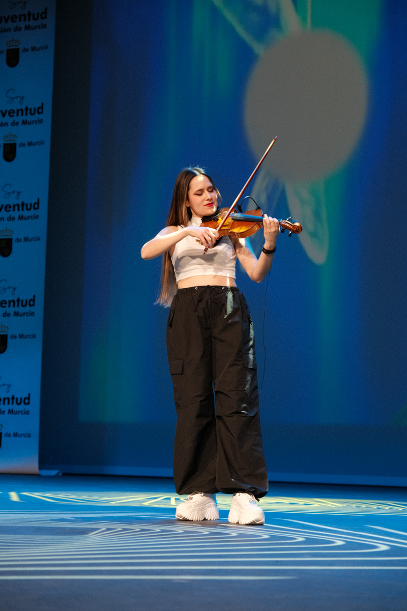 ✨ BUSCO TRABAJO ✨
Violinista y Cantante 🎻🎤

Desde el año pasado soy trabajadora autónoma y quiero crecer profesionalmente. En este hilo os explico todo lo que sé hacer, mi formación académica y añado algunos vídeos de ejemplo.

¡Se agradece muchísimo la difusión! ❤️