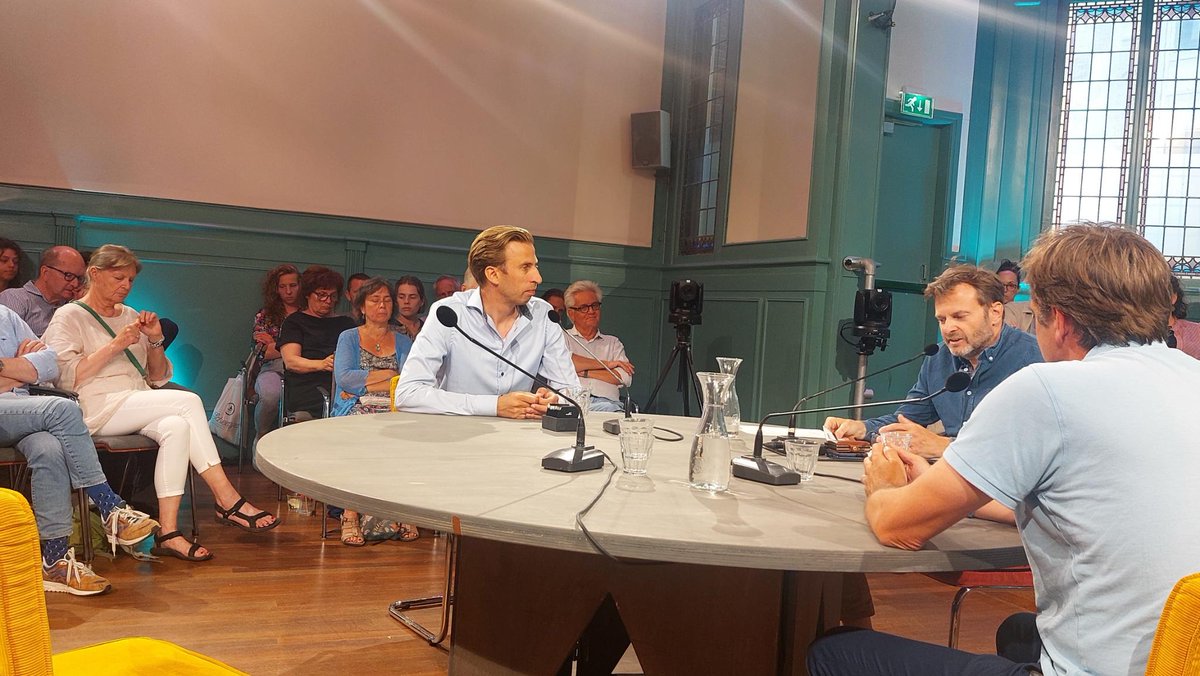 Gister was <a href="/GideonSpanjar/">Gideon Spanjar</a>, lector Innovatie &amp; Groenstedelijke Ruimte <a href="/AeresNL/">Aeres</a>, te gast bij De Koplopers. Hij benadrukte de #impact van goede voorbeelden: "De gemeente die sedum op de bushokjes legt, krijgt navolging van de buurman." debalie.nl/programma/de-k… <a href="/DeBalie/">De Balie</a>