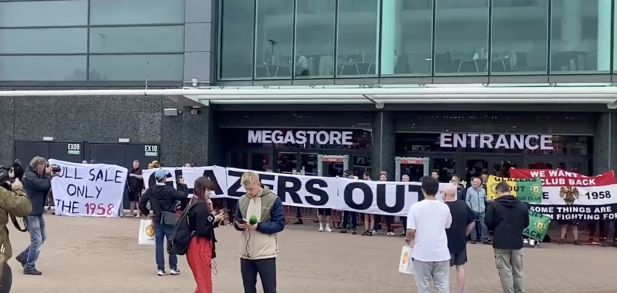 Rilis Jersey Terbaru Manchester United untuk Musim 2023/24 Disambut Aksi Protes - FznmDG0WAAALy