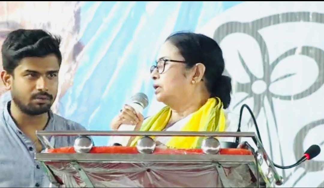 Nilonjit4AITC's tweet photo. স্বপ্ন— শুধু স্বপ্ন জন্ম লয়
যাদের অন্তরে,
পরস্পরে যারা হাত ধরে
নিরালা ঢেউয়ের পাশে-পাশে—
গোধূলির অস্পষ্ট আকাশে
যাহাদের আকাঙ্ক্ষার জন্ম- মৃত্যু- সব-
পৃথিবীর দিন আর রাত্রির রব
শোনে না তাহারা
@MamataOfficial
#WithDidi #WithTMC #Vote4TMC https://t.co/6V38guPlCN