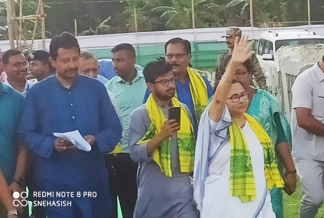 Nilonjit4AITC's tweet photo. স্বপ্ন— শুধু স্বপ্ন জন্ম লয়
যাদের অন্তরে,
পরস্পরে যারা হাত ধরে
নিরালা ঢেউয়ের পাশে-পাশে—
গোধূলির অস্পষ্ট আকাশে
যাহাদের আকাঙ্ক্ষার জন্ম- মৃত্যু- সব-
পৃথিবীর দিন আর রাত্রির রব
শোনে না তাহারা
@MamataOfficial
#WithDidi #WithTMC #Vote4TMC https://t.co/6V38guPlCN