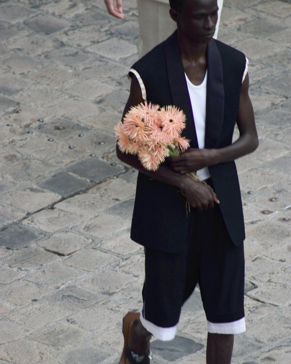 walesbonner's tweet photo. Dusk Visions
⠀⠀⠀⠀⠀⠀⠀⠀⠀
Scenes from the Spring Summer 24 show in Paris documented by Jebi Labembika.
⠀⠀⠀⠀⠀⠀⠀⠀⠀
#WalesBonner #Marathon https://t.co/MiE2xYmy9m