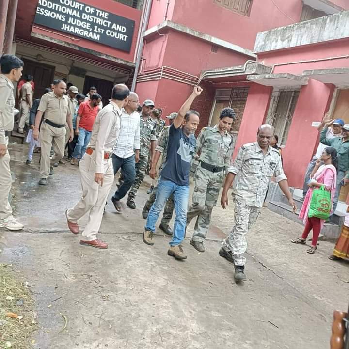 Bhim19931's tweet photo. हमारे नेता को जल्दी रिहा करो नहीं तो पूरा मनभूम छोटनागपुर एक हो जाएंगे और पीला पीला कर देंगे बंगाल को 
#ReleaseKudmiLeaders
@MamataOfficial https://t.co/ThvSYmkLc0