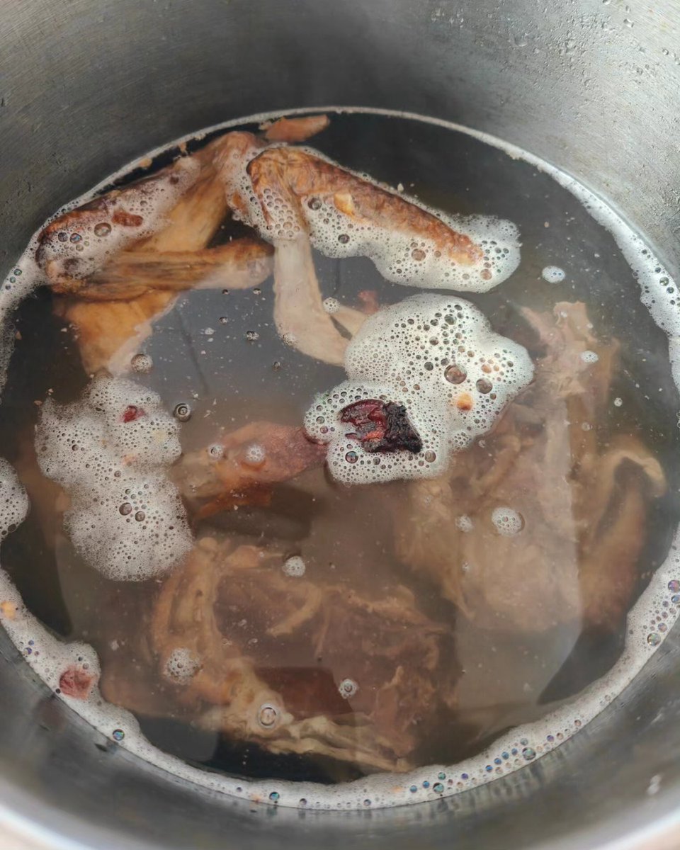 Kuay Teaw Ped Toon
Thai Duck noodle soup 💖🇹🇭 for dinner yesterday. Absolutely delicious and no waste by using the carcass I had saved in the freezer. Served with stir fried spinach on the side in garlic and pork fat! ✨🙏