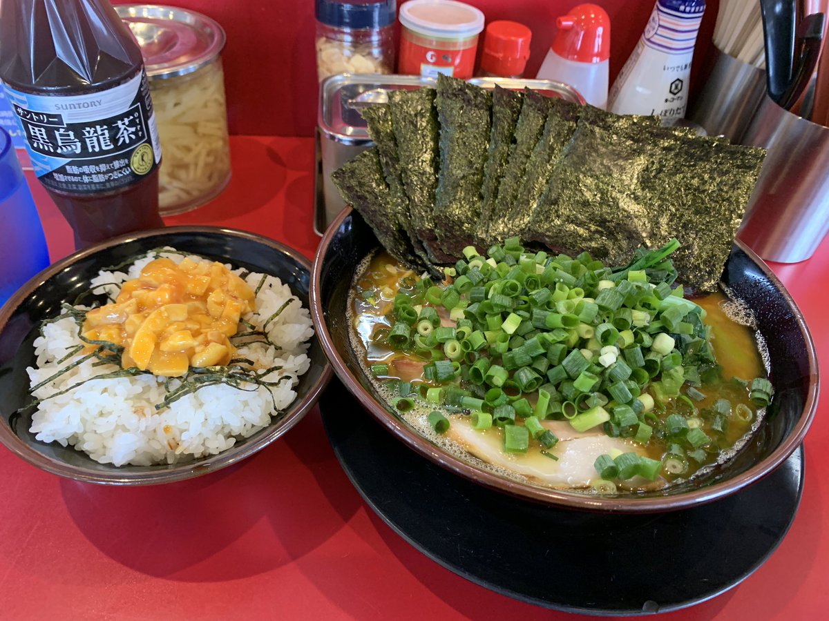 栃木県 宇都宮市家系ラーメン たつ家

ラーメン中+海苔+万能ネギ+卵丼

有給消化の昼下がり、平日限定ランチセットで美味しい家系を頂きました、黒烏龍茶付き👍

本日も美味しく頂きました😋