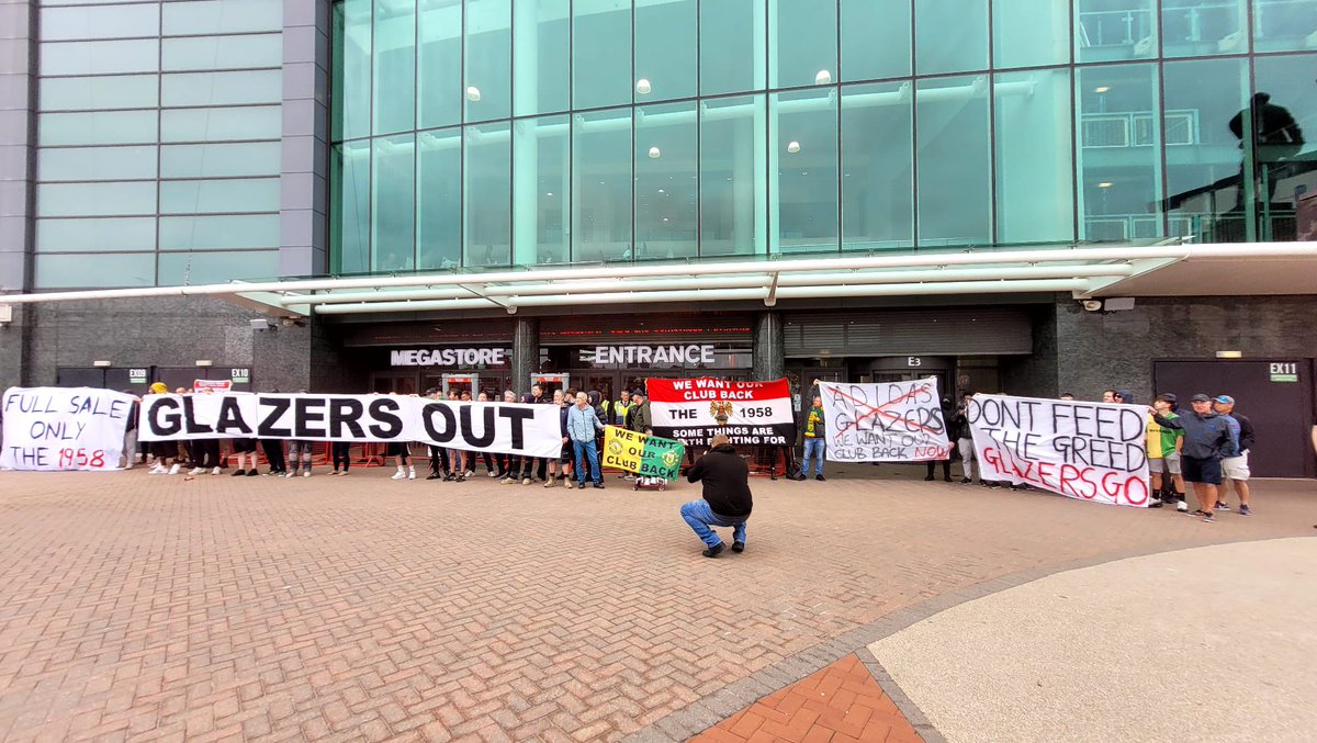StretfordPaddck's tweet image. So on the day of the new #MUFC kit launch, the megastore was closed due to anti-Glazer protests👏

The message has never been clearer, we want #GlazersOut 👊