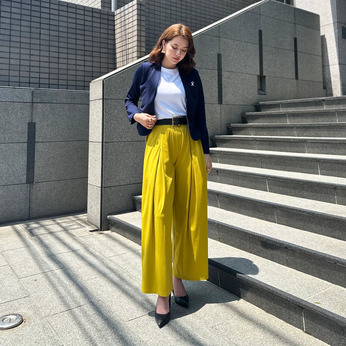 女性のジャケットにはポケットがない、フラワーホールもない。まるで