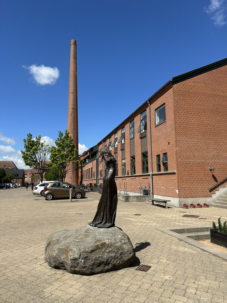 lex_artis's tweet photo. 9 let kasneje trava na skupnem dvorišču ni več zelena. Vse ostalo je isto, ampak hkrati drugače. Enostavno več ne spadam sem. #Odense #izmenjava https://t.co/eZkgJQIlMq