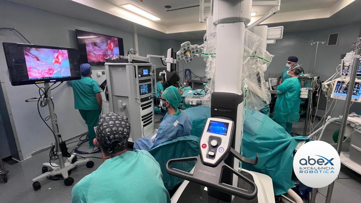 Ayer comenzó el 1️⃣ curso avanzado en #cirugíarobótica de pared abdominal realizado en 🇪🇸, con el Dr. Rafael Villalobos Mori. Cuenta con participantes de Vigo, Barcelona, Málaga y Córdoba. 3️⃣ cirugías en directo y horas de vídeo para llevar más allá los programas de cirugía