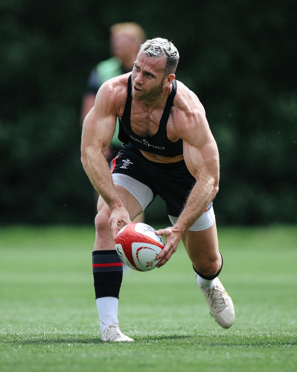 WelshRugbyUnion's tweet image. 💪 Getting through the work

#WelshRugby | #AllezLesRouges