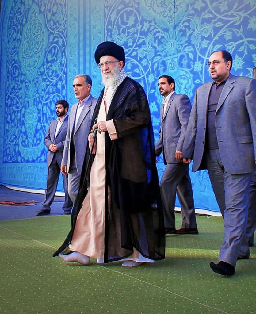 آقا را از هرطرف که بخوانی آقاست.
#فالو_بک 
#فالوبک 
#لبيك_يا_خامنه_ای 
#حمایت_انقلابی