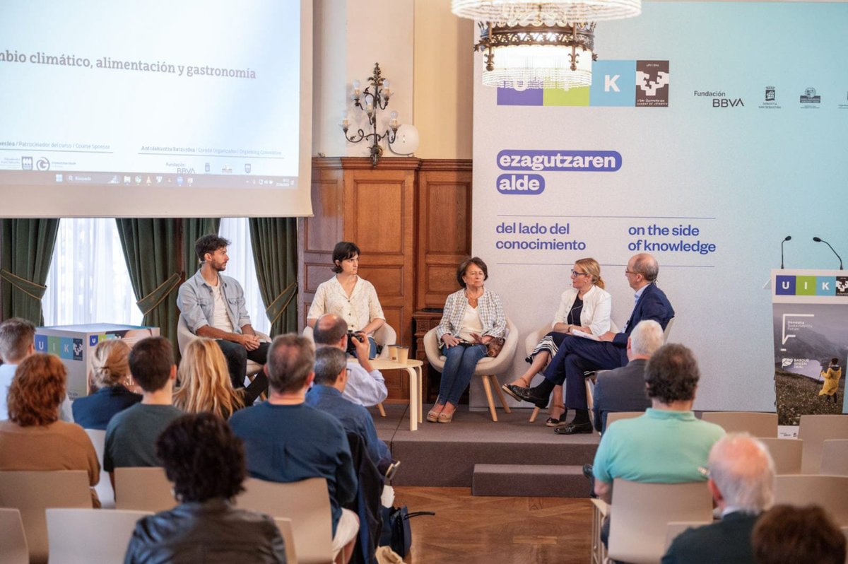 OrainIngurumena's tweet photo. 1️⃣ª Mesa Redonda: “Desperdicio alimentario. La dimensión social y ambiental de la alimentación“
🥦Paula Torán de @bculinary
🥕Belén Méndez de Vigo del #BancodeAlimentosGipuzkoa
🍏@monicapedrlan de @OrainIngurumena
🥝Denis Ugalde de #Oreka https://t.co/nEXBAaK0DN