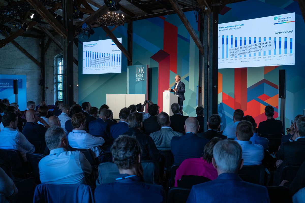 „Zahlungssysteme müssen in der Zukunft mehr bieten als reine Paymentabwicklung.“ <a href="/GenthStefan/">Stefan Genth</a> vom <a href="/handelsverband/">Handelsverband HDE</a> spricht auf der #DKinfo2023 dazu, was das #Bezahlen von morgen im Zusammenspiel mit Initiativen wie dem digitalen Euro und #EPI mitbringen muss.