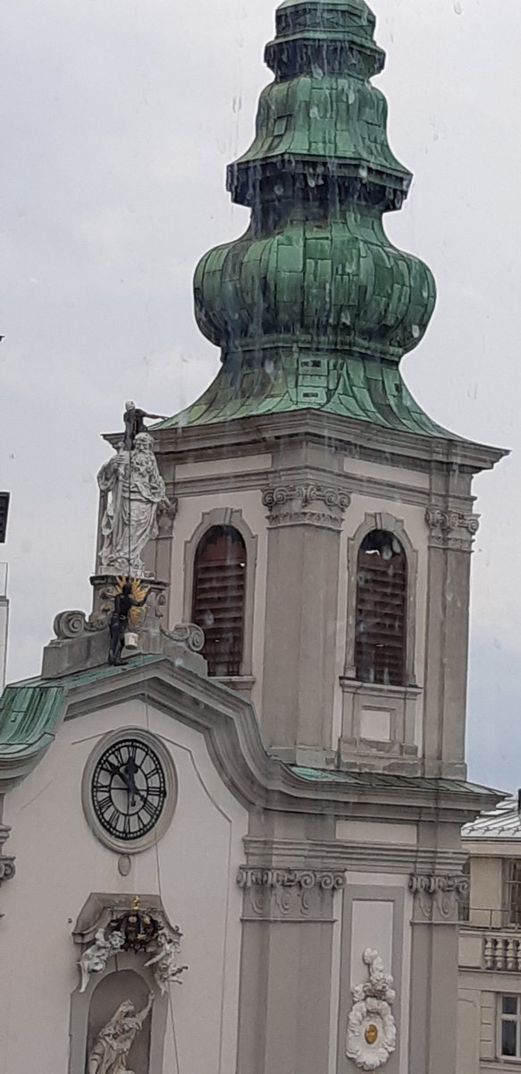 ilonamatusch's tweet photo. Was Kletterer:innen unter der Woche so machen. #luftig #Wien #Traumjob https://t.co/GdPNovBORW