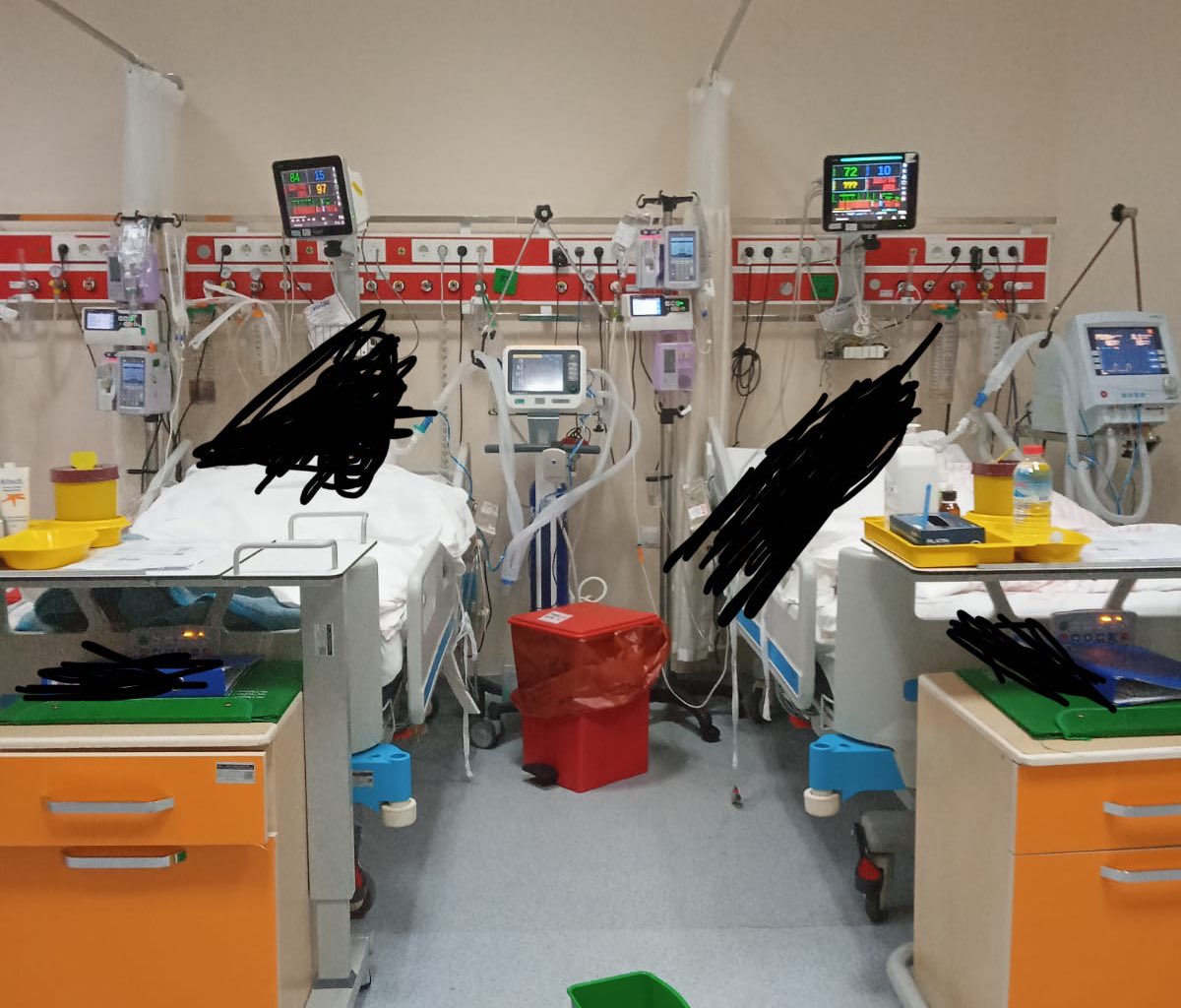 Hemşireyim 10 larca cihaz ve 2 hastadan sorumluyum en ufak hatam can kaybına neden olabilir.Benim aldığım maaş 15 bin.
Yanımda hiç bir sorumluluğu olmayan,pas pas atan temizlik personeli maaşı 25 bin tl. Benim saatlik ücretim:39 tl
Temizlik personeli:125 tl 
#DevletinMemuruYoksul