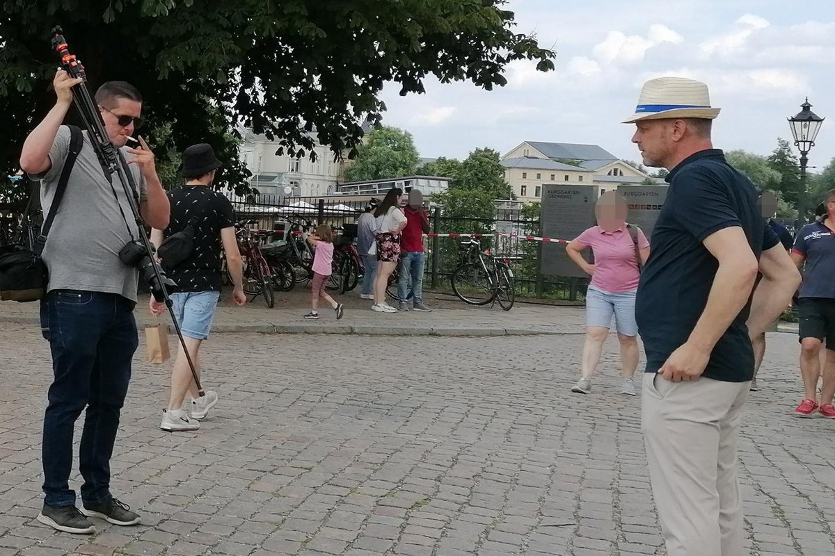 ER_Bund's tweet photo. Im Rahmen des "Tag der offenen Tür des Landtages" in #Schwerin fanden sich mehrere Anhänger der Identitären Bewegung bei der AfD-Fraktion ein, hier Ex-Bundeschef Daniel Fiß mit dem Fraktionsvorsitzenden Nikolaus Kramer, offenbar in Vorbereitung eines Videodrehs. 🧵 https://t.co/5Gr2qdEP4E