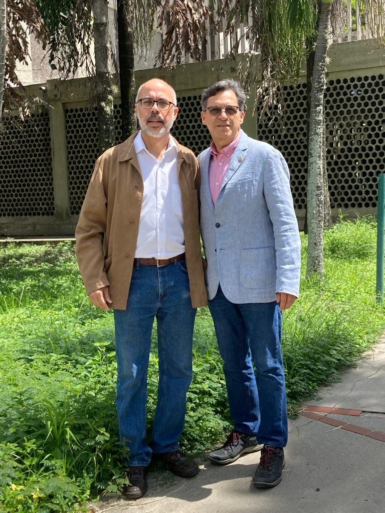 EmilioFloresL's tweet photo. A la Comunidad Universitaria:

La capacidad de diálogo, la convicción y la fuerza para integrar voluntades en la construcción de un modelo común, su experiencia en el desarrollo y ejecución de proyectos de investigación en un ciclo continuo de trabajo colaborativo, https://t.co/PD0mV4O5JP
