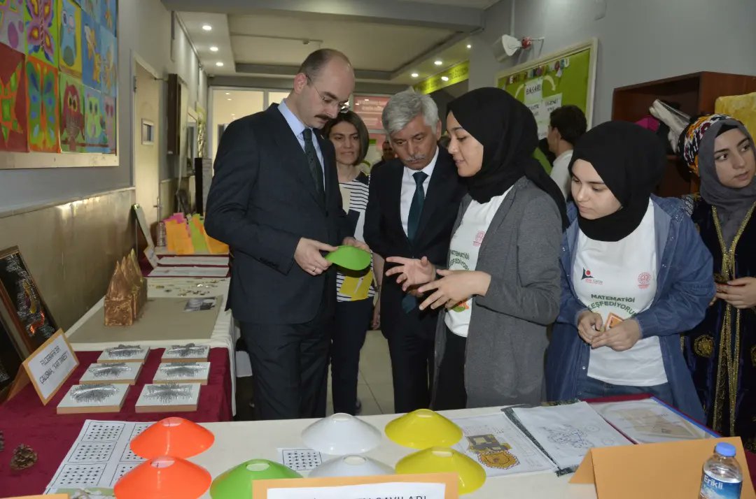 matkesfediyorum's tweet photo. Şanlıurfa Vali Yardımcısı Ahmet Fatih Sungur ve İl Millî Eğitim Müdürü Fevzi Kurt Projemizin sergisine katılımda bulundular.
@aictena @ankaramemarge @bilimgenc @HaliliyeMem @MemYenimahalle @sanliurfammem63 @Tubitak @UrfaValiligi @AnkaraValiligi @velikarakuss @Harunfatsa https://t.co/yG0BtBsaLe