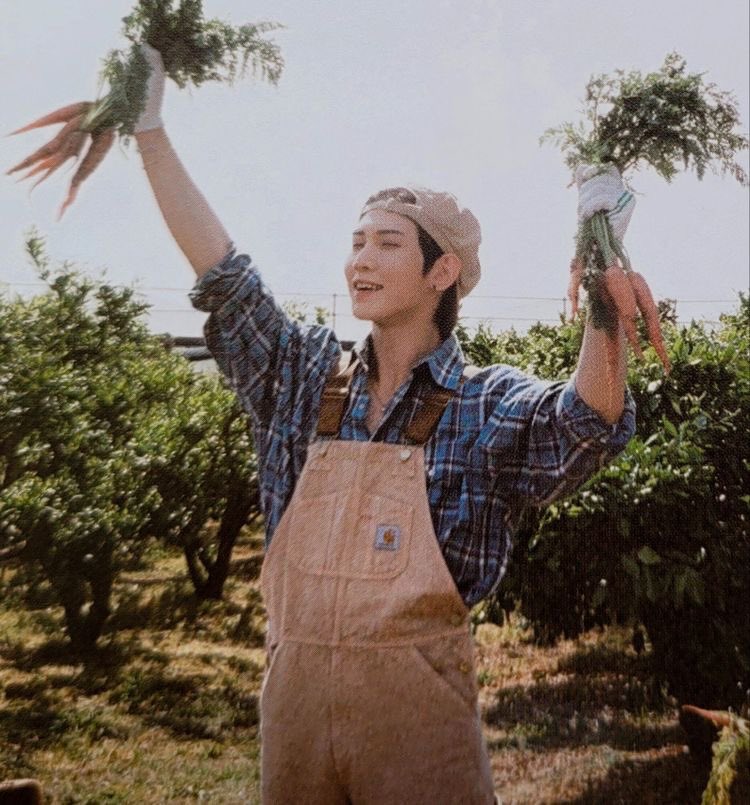 yeosang shrinking 3 sizes everytime they put him in overalls