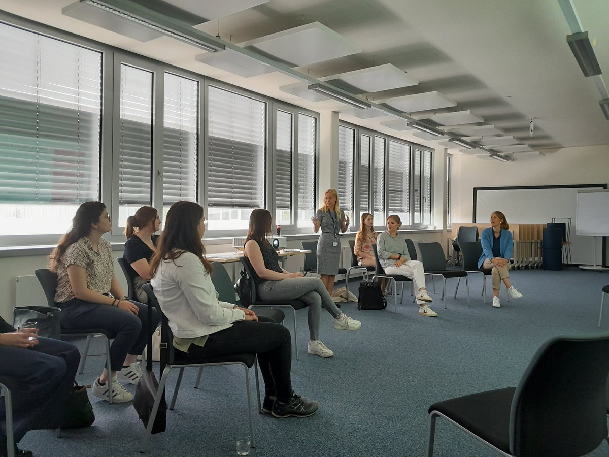 Women supporting women was the motto of the International Women in Engineering Day at Thales in Germany. 🇩🇪 In order to prepare women for their everyday working life in a male-dominated environment, they were able to question female managers and employees in a panel discussion.