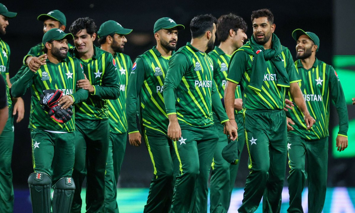 As English #cricket is being attacked for supposedly being ‘racist’, here’s the diverse Pakistan cricket team.