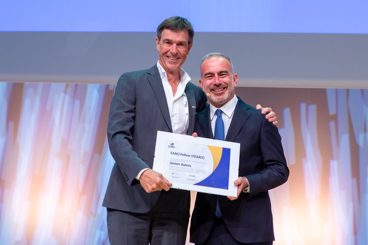📢Wir gratulieren <a href="/JButers/">Jeroen Buters</a> , stellvertretender Direktor und Arbeitsgruppenleiter hier am #ZAUM, herzlich zum Gewinn des #EAACI-Fellow Awards bei der diesjährigen Konferenz der European Academy of Allergy and Clinical Immunology (EAACI) in #Hamburg. 🎉🍾 Herzlichen Glückwunsch!