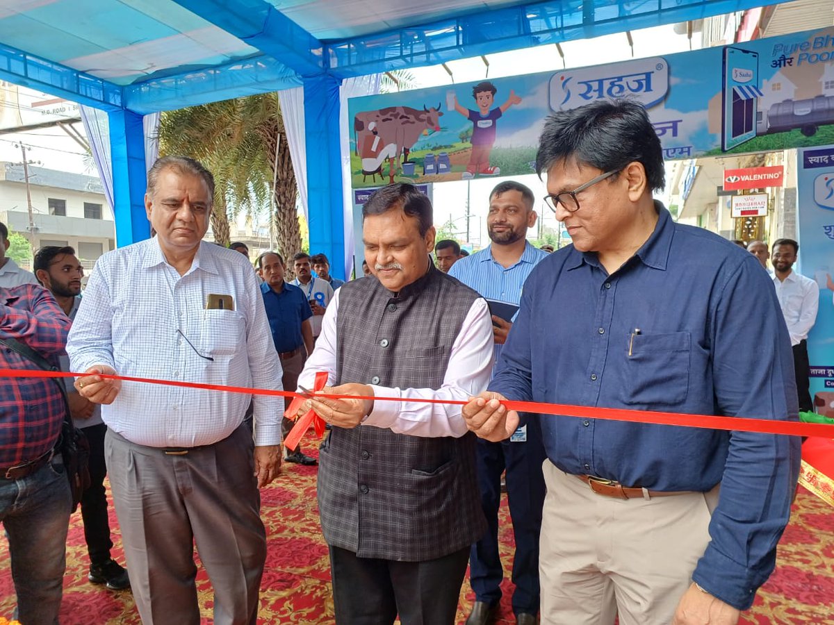 kjkrishimedia's tweet image. NDDB Chairman Meenesh Shah launched the Milk ATM Mobile Van, bringing dairy products closer to the people and enabling easy, safe milk procurement.

#milkprocessing #saahaj #milkvan #NDDB #nationaldairydevelopmentboard #dairy #milk
