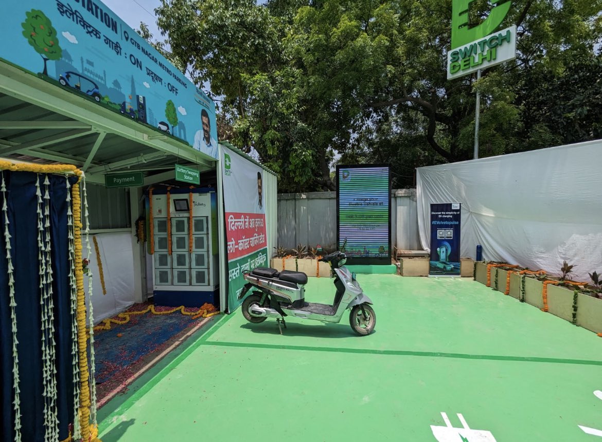 बधाई दिल्ली! आज 42 और चार्जिंग स्टेशन दिल्ली के EV Charging Stations Network में जुड़ गएl मुख्यमंत्री श्री @ArvindKejriwal के कुशल व दूरदर्शी नेतृत्व में दिल्ली सरकार ने पूरी दिल्ली में EV Charging Stations का एक मज़बूत नेटवर्क स्थापित किया हैl ईवी को बढ़ावा देकर हम दिल्ली को