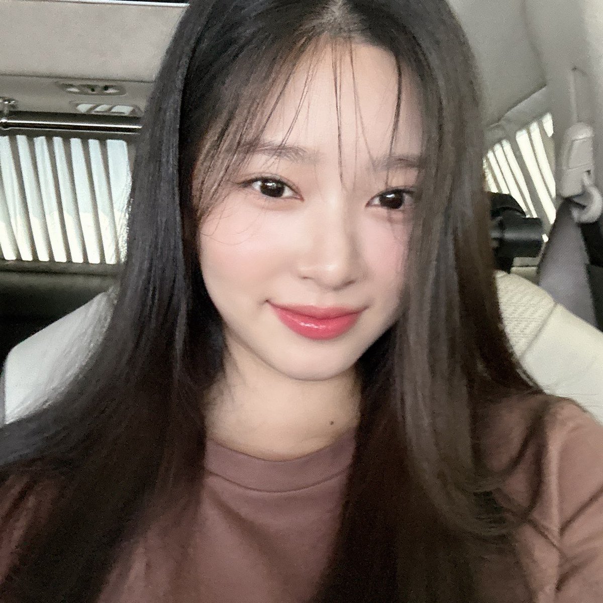 mingtext's tweet photo. [230627] 🦊🫧 6:57 PM

[📸]
: alright hair selfies are done!!
: i always take 5,000 photos to send
: but i only send 1 that comes out good..
: i regret seeing the remaining photos in the future..
: so today i sent a few 🥰 https://t.co/Hu4n6HrlHb