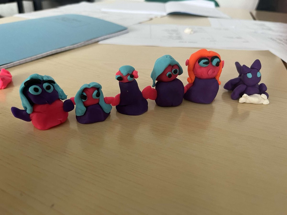 How else does Mrs Rennie practise talking about families in S3 Spanish? She uses PlahDoh, of course! 😅😅