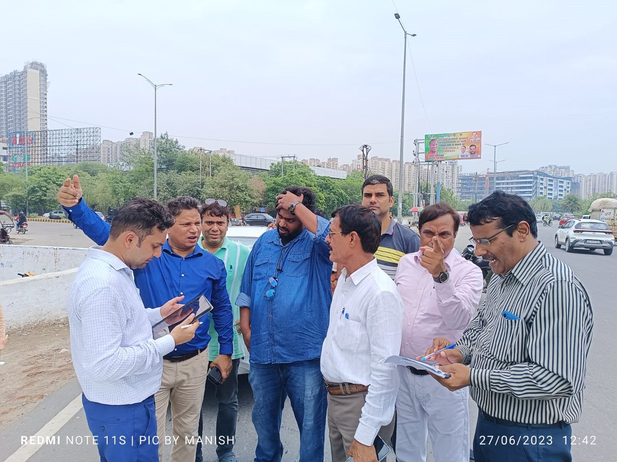 manishsmooth's tweet photo. ग्रेनो वेस्ट में जाम की समस्या से निपटने के लिए आज @OfficialGNIDA से @AmanDeepDuli @VISHURAJASINGH एवँ टीम, @noida_authority से DGM श्रीपाल भाटी एवँ टीम, @noidatraffic से @ACPTrafficNoida @TI_CPMishra एवँ @nefowaoffice सदस्यों ने जॉइंट सर्वे कर सुचारु ट्रैफिक चलने के उपाय सुझाए। https://t.co/PiuPs6Z4fc