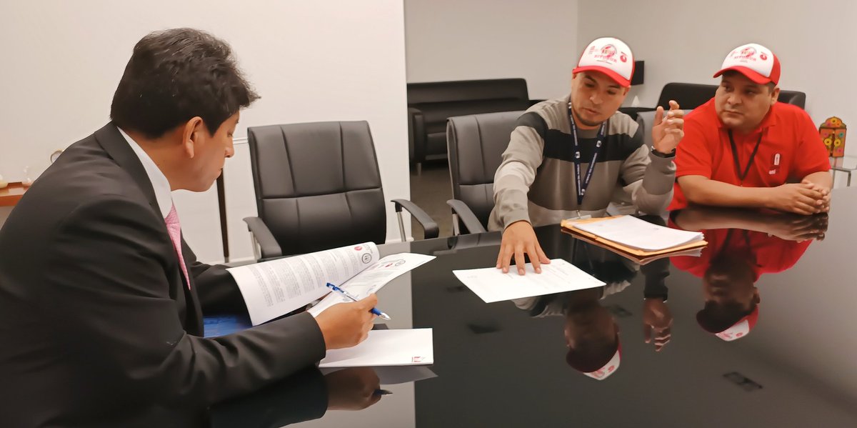 SITOBUR's tweet photo. Representación sindical del @SITOBUR, liderados por el Sec. Gral.  @JimmyAyme, se reunió con el Defensor del Pueblo @Defensoria_Peru, Dr.
 Josué Gutiérrez.  Agenda: Intermediación con @MuniLima para la continuación del proceso de adecuación de la #Ley31254 @itacamo @uniamericas https://t.co/GDkBmT4hD7