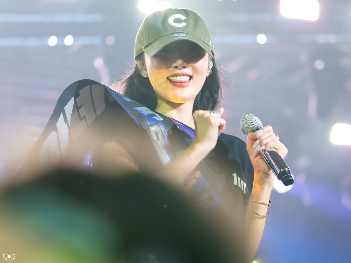 starcandy_moon's tweet photo. 230617 to 230618 
MAMAMOO WORLD TOUR 〈MY CON> ENCORE - SEOUL  
마마무 화사

지니 꽃길만 걷자🌼 행복하자 💛

#마마무 #화사 #MAMAMOO #HWASA https://t.co/FGcGYR8uuF