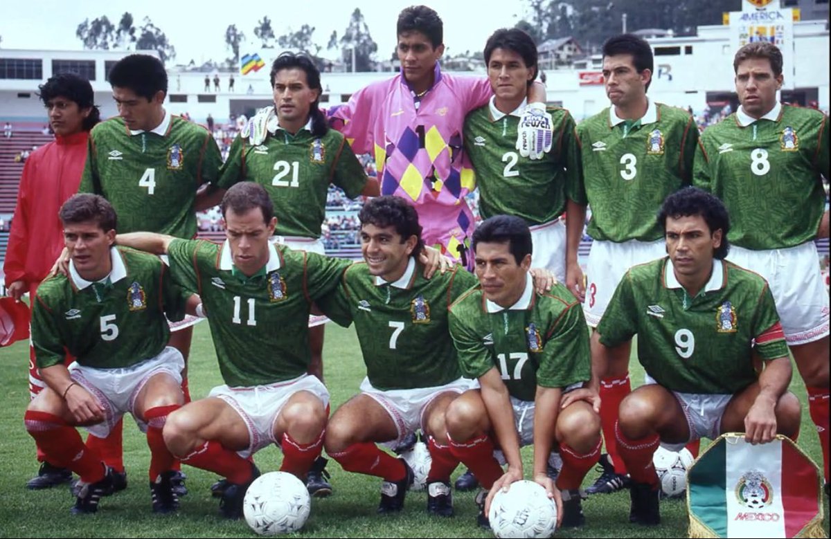 Ignacio Ambriz, Raúl Gutiérrez, Jorge Campos, Claudio Suárez, Juan de Dios Ramírez Perales, Alberto García Aspe.
Ramón Ramírez, Luis Roberto Alves, David Patiño, Benjamín Galindo, Hugo Sánchez.

🇲🇽 México 4-2 Perú 🇵🇪
Copa América 1993
27 de Junio de 1993
#30Años ⚽