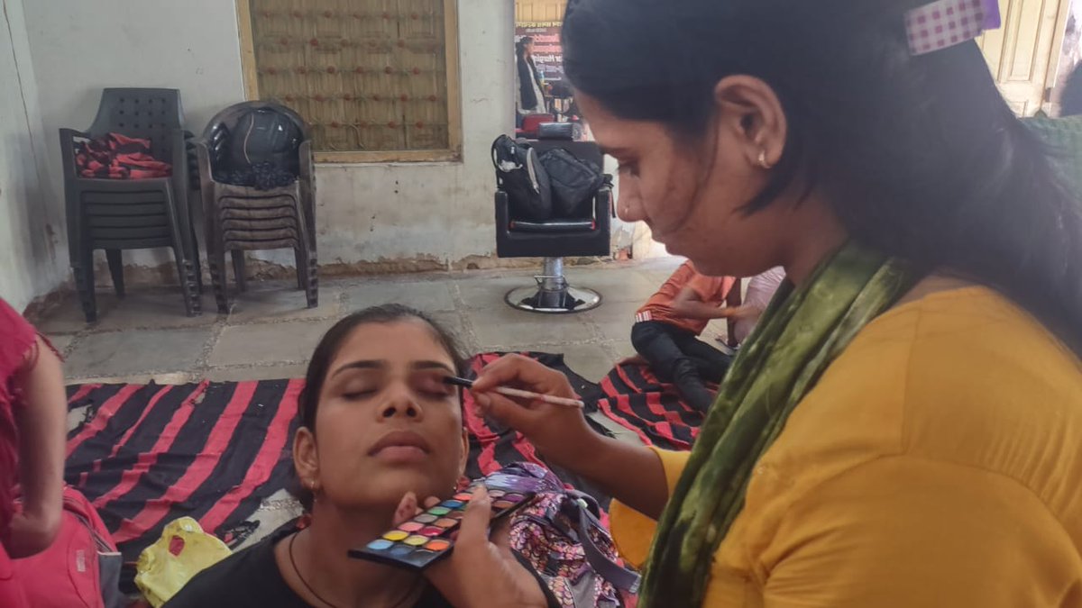 RSKSINDIA's tweet photo. Beauty parlour Training!!!
RSKS team members are teaching rural girls and women beauty skills at beauty parlour . Practical and theoretical sessions were given to them so that they will become self reliant.
#ngo #parlour #rsks #skills #women #rsksindia https://t.co/zVNSDNXW9p