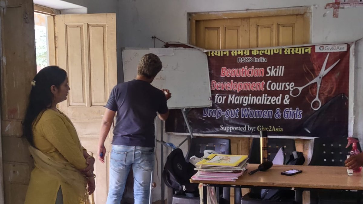 RSKSINDIA's tweet photo. Beauty parlour Training!!!
RSKS team members are teaching rural girls and women beauty skills at beauty parlour . Practical and theoretical sessions were given to them so that they will become self reliant.
#ngo #parlour #rsks #skills #women #rsksindia https://t.co/zVNSDNXW9p