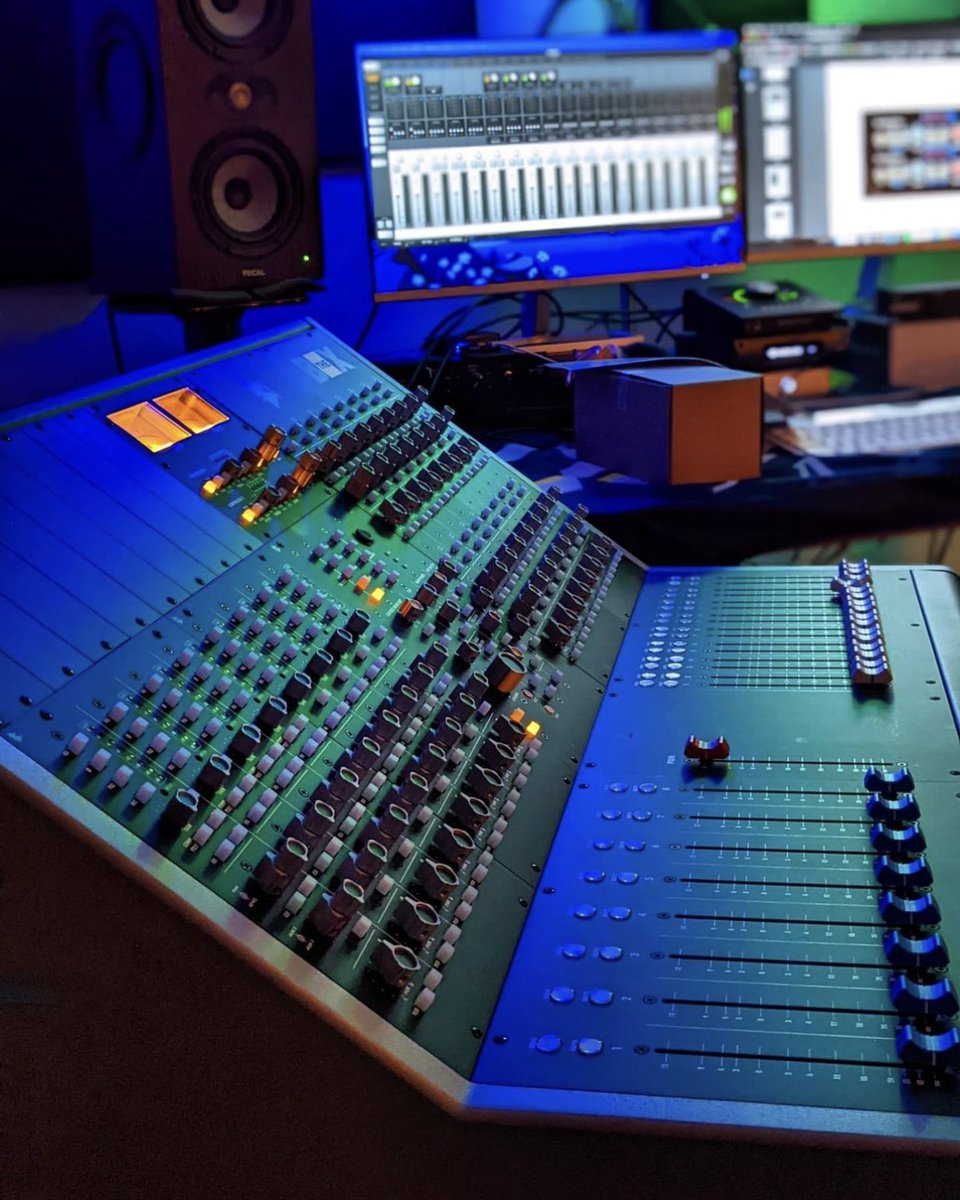 ThisIsAPIaudio's tweet image. The BOX Console 
#apiaudio #apiTheBOXconsole
📸@parksandmex
“It is with great pleasure I get to say that i&apos;m officially the owner of a piece of @thisisapiaudio gear. Not just any API gear, but a small-format recording/mixing console. LET&apos;S MAKE SOME RECORDS!”