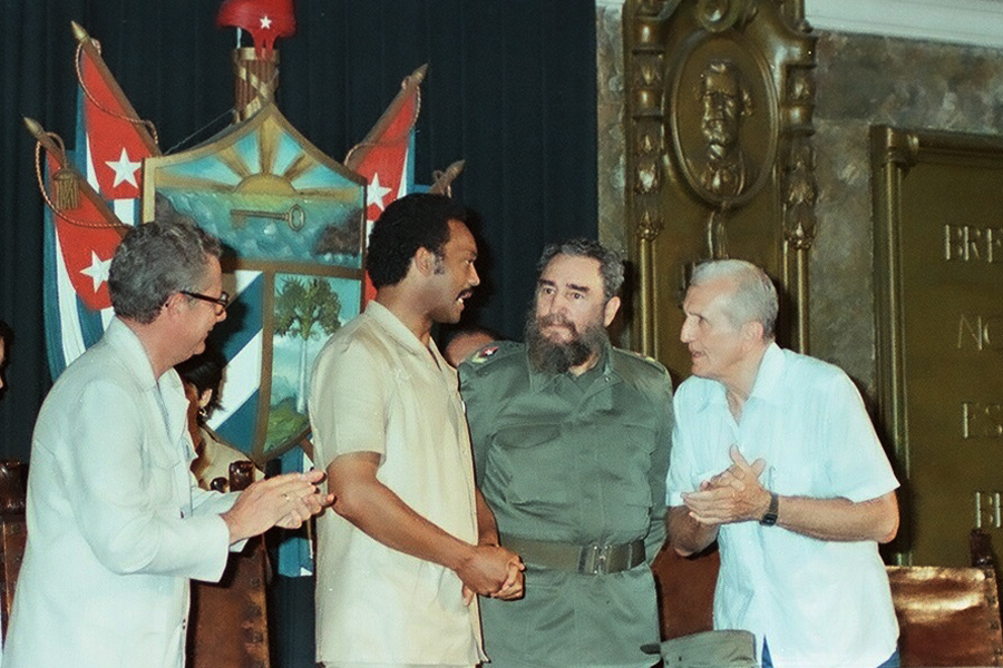 📸 #FidelCastro acompaña al reverendo Jesse Jackson en una visita a la Universidad de La Habana y a la Iglesia Metodista de 25 y K, para participar en el acto de homenaje a Martin Luther King, 27 de junio de 1984