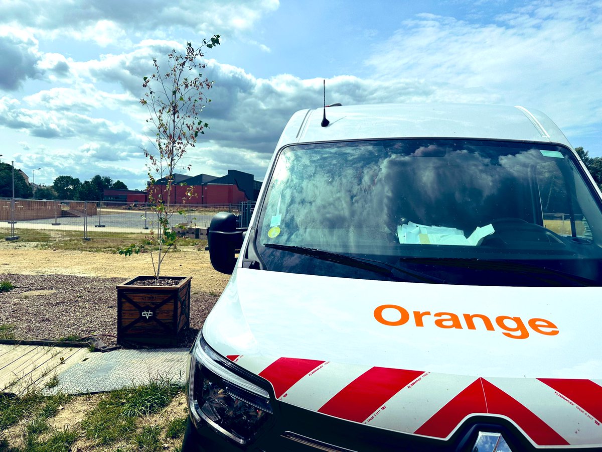 geralddefoing's tweet photo. Le @CabaretVert arrive prochainement sur la plaine de la Macérienne de @VilledeCMz  🎶🎸

Les techniciens @OrangeGrandEst sont déjà en action pour poser la #fibreOrange 👌 https://t.co/FczaLhkdVE
