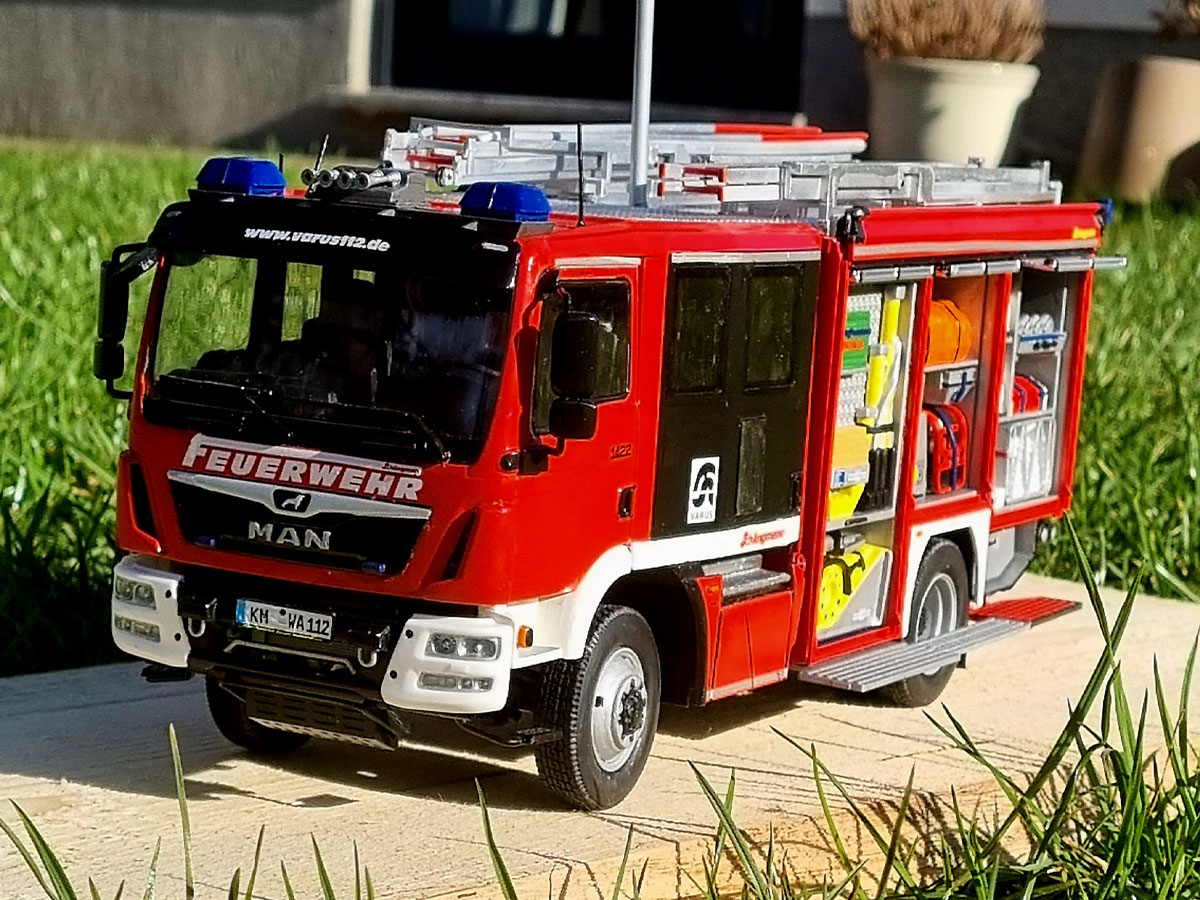 RevellGermany's tweet photo. Entdecke das beeindruckende Schlingmann HLF 20 VARUS 4x4 Modell von Alexander Zerm! 1:24 Maßstab, 363mm Länge, 295 Teile. Teile auch dein Modell an socialmedia.de@carrera-revell.com! #revellgermany #scalemodel #modellbau #Schlingmann #HLF20VARUS https://t.co/ILNLNfemC5