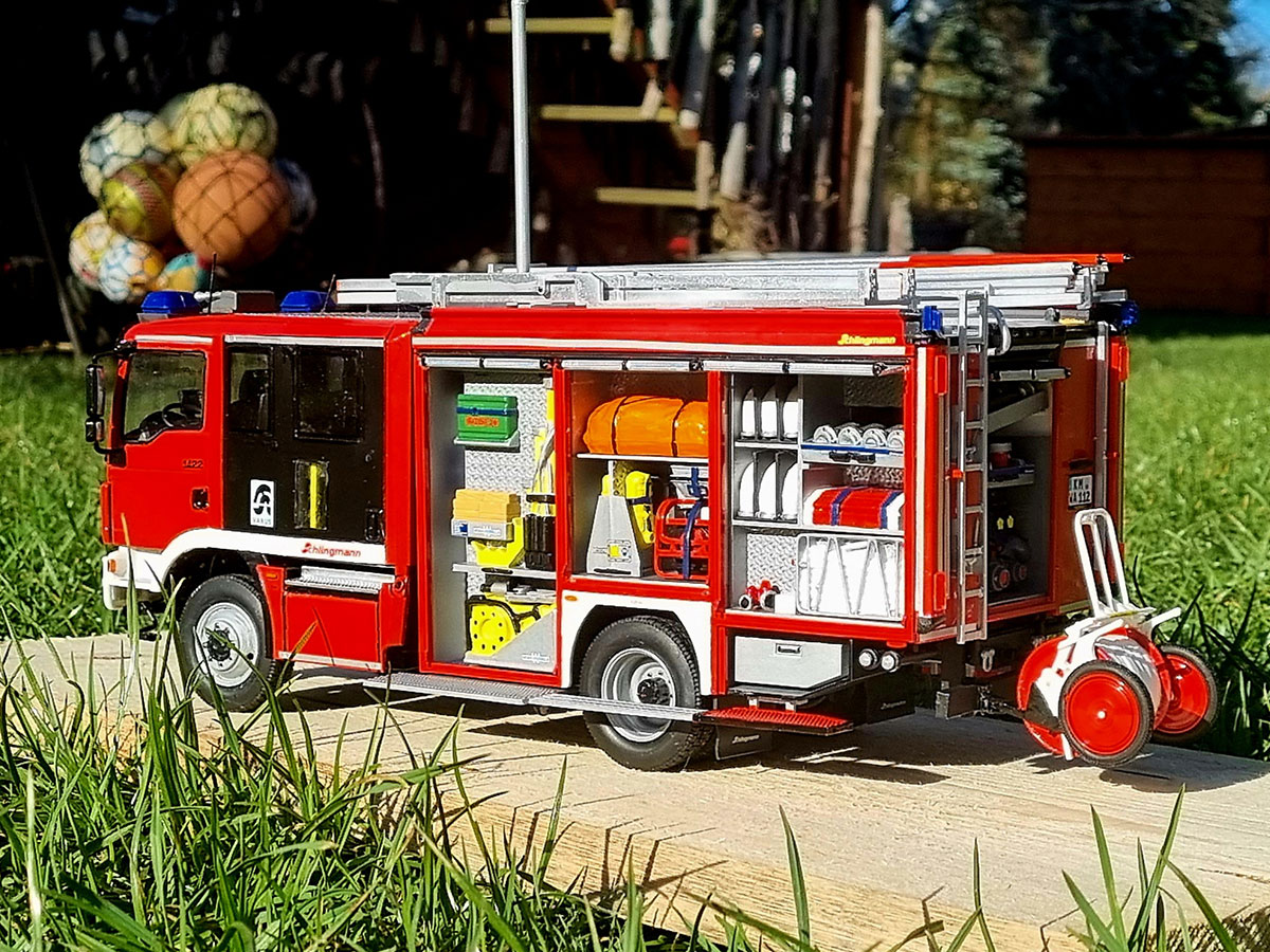 RevellGermany's tweet photo. Entdecke das beeindruckende Schlingmann HLF 20 VARUS 4x4 Modell von Alexander Zerm! 1:24 Maßstab, 363mm Länge, 295 Teile. Teile auch dein Modell an socialmedia.de@carrera-revell.com! #revellgermany #scalemodel #modellbau #Schlingmann #HLF20VARUS https://t.co/ILNLNfemC5