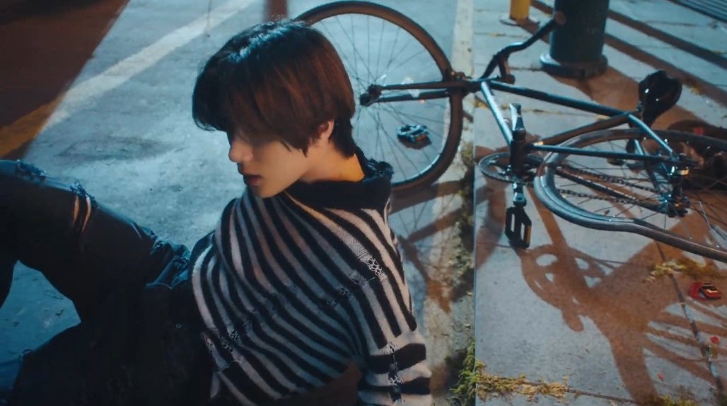 txtdom's tweet photo. Why is always falling from his bike 😭 https://t.co/3tpxaSvuiQ