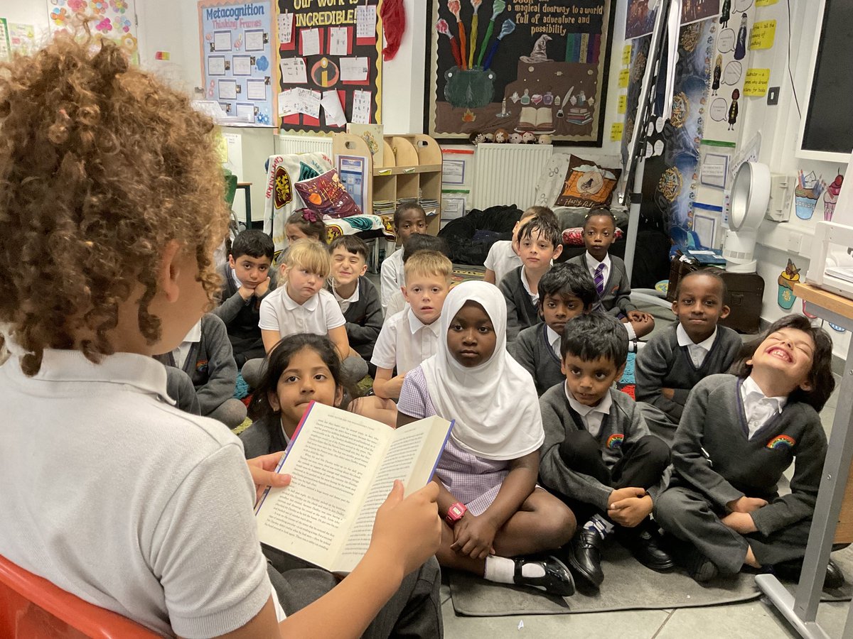 stanton_bridge's tweet photo. π In Year 2, we love reading! During our story time at the end of the day, one of our intrepid readers brought in a much-loved book from home to read to the class. The children were mesmerised π #readingforpleasure #everyoneareader https://t.co/LkUgfvFmqA