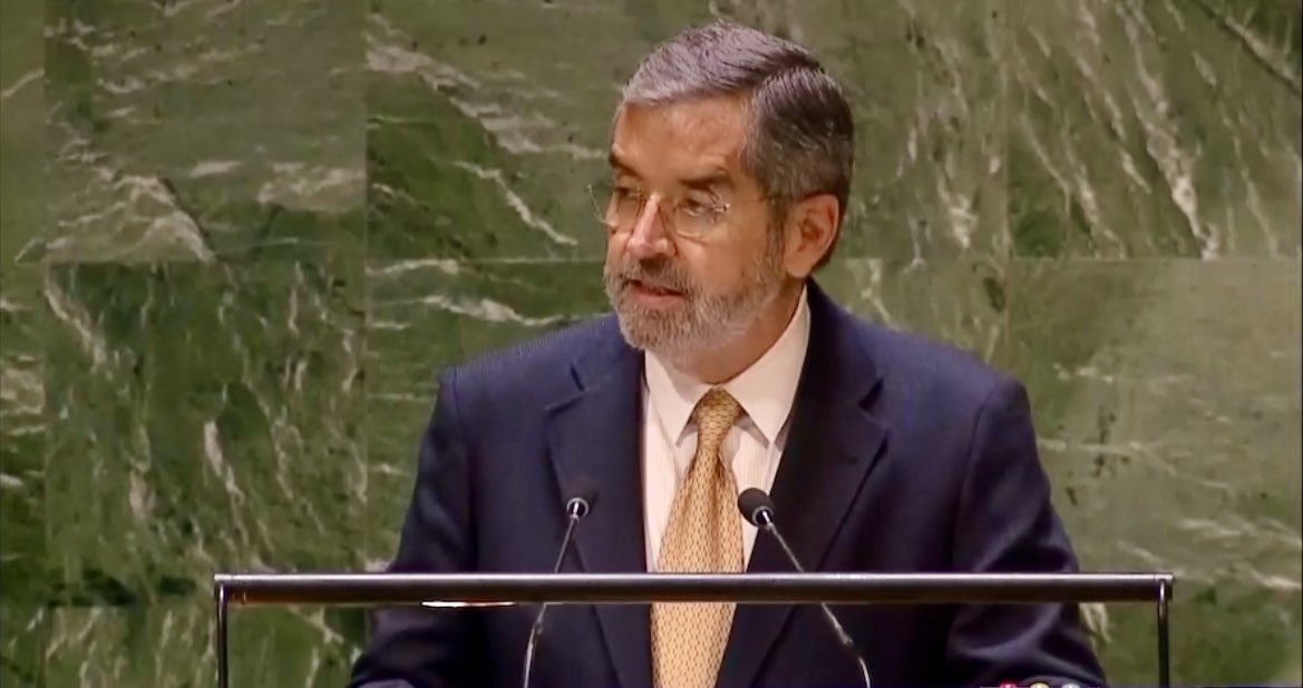MexOnu's tweet photo. “For the first time ever, the #UNGA 🇺🇳 adopted a resolution on the protection of Mental Health. Drafted by Mexico 🇲🇽, it was cosponsored by 68 countries and approved unanimously.”

👇 Listen to the presentation of the resolution by Amb. de la Fuente 🇲🇽
📺: https://t.co/03yA9v0wfP https://t.co/7tLTvlZ1dJ