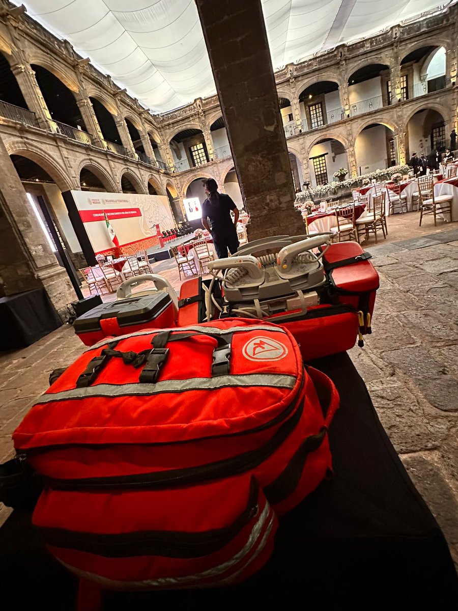 CPRServicesMx's tweet photo. Unidad 027 y personal Paramédico se encuentra de prevención al Interior del Ex-Convento de San Hipólito en la Ceremonia de Reconocimiento por años de Servicio por parte del Gob. de México.
#cprsiempreprofesionales #ambulanciasdeprevencion #ambulanciasverificadas #cprservicesmx🇲🇽 https://t.co/LiItjOiG0J